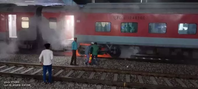एक बार फिर ओडिशा में हुई भीषण हादसा, ट्रेन से कूदे यात्री, फिर जो हुआ...