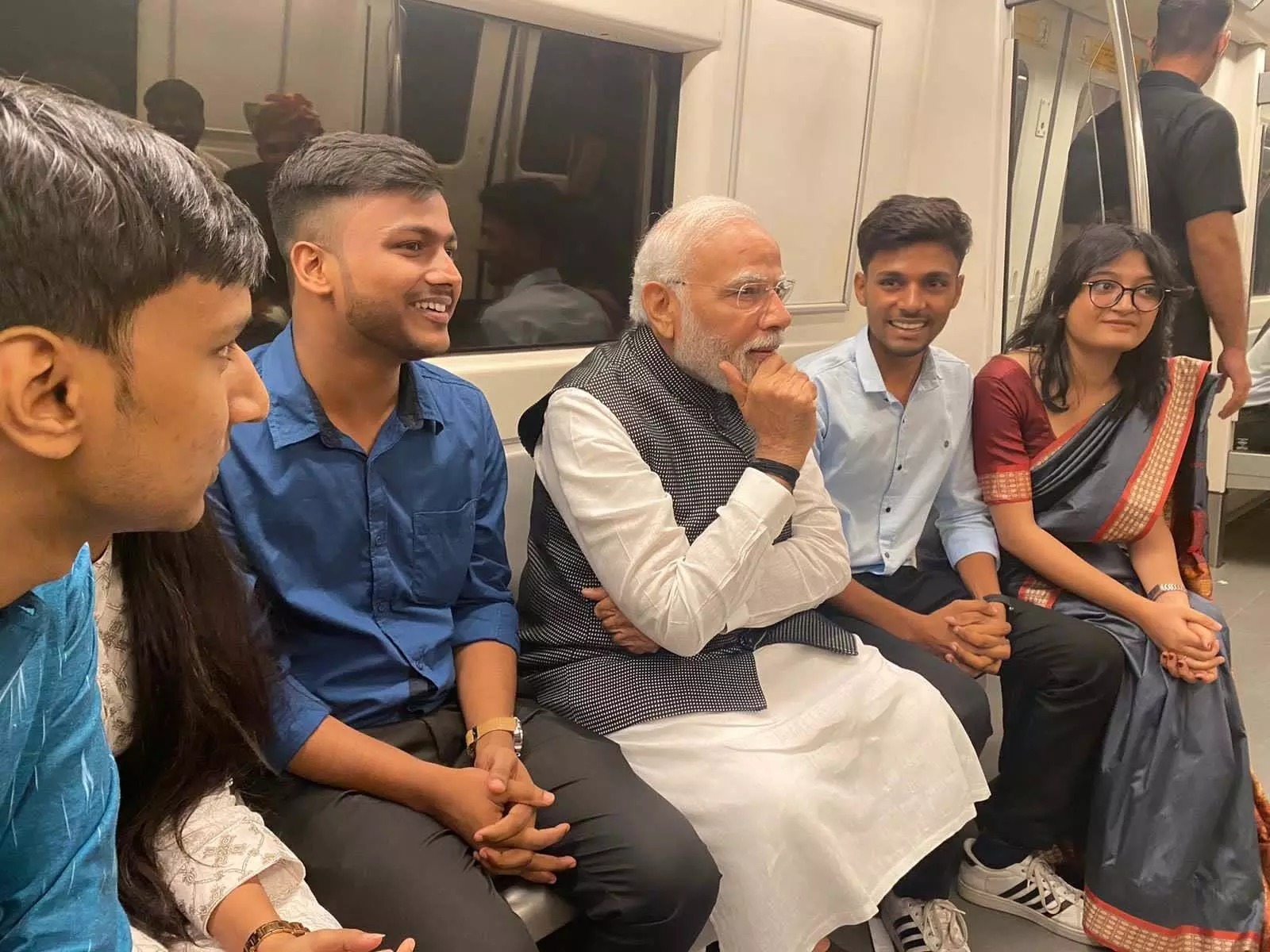 दिल्ली विश्वविद्यालय के शताब्दी समारोह में शामिल होने के लिए, प्रधानमंत्री नरेंद्र मोदी ने मेट्रो में किया सफर, देख़ लोग होए हैरान