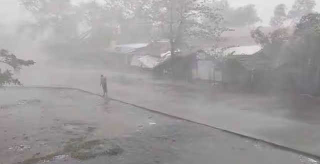 भारी बारिश, तूफान के कारण 20 लोगों की मौत