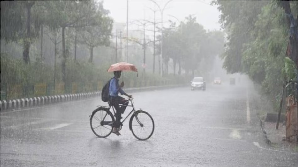 Weather Update: राजधानी में गरज चमक के साथ तेज बारिश, लोगो को गर्मी से मिली राहत