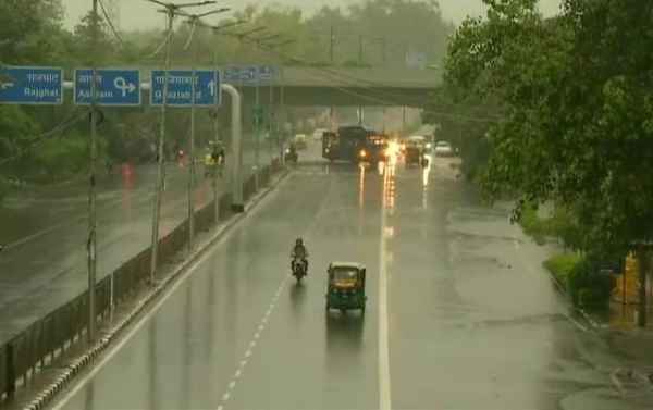 BIG NEWS: द‍ेश की राजधानी में मौसम ने बदली करवट, प्रचंड गर्मी से बेहाल लोगों को म‍िली झमाझम बार‍िश से राहत...