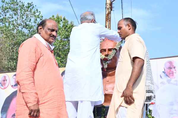 Raipur: सीएम भूपेश बघेल ने पेंड्रा के राजीव चौक में पूर्व प्रधानमंत्री स्व. श्री राजीव गांधी की प्रतिमा का अनावरण किया...