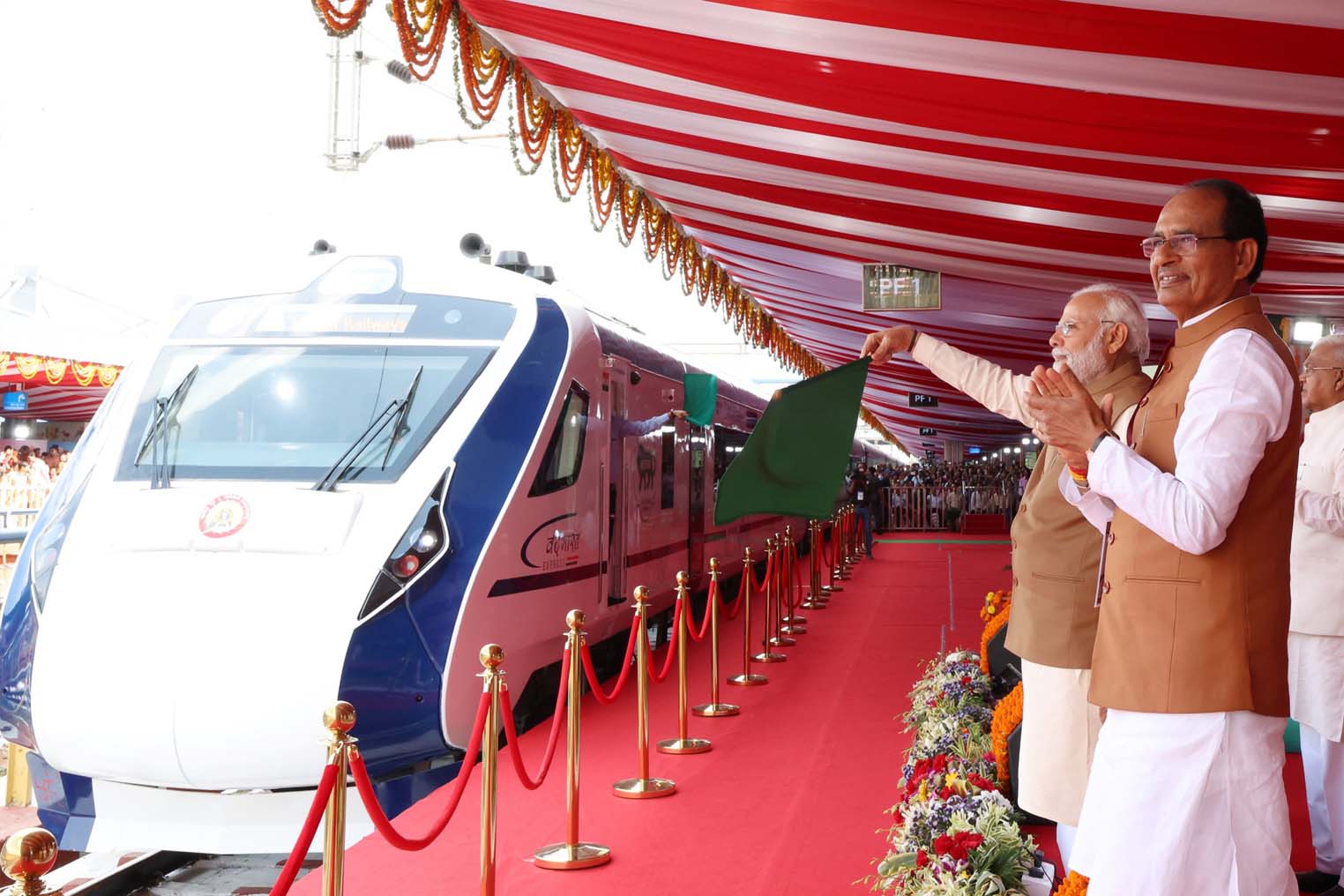 BIG NEWS: प्रधानमंत्री मोदी ने पांच वंदे भारत ट्रेनों को हरी झंडी दिखाकर रवाना किया...