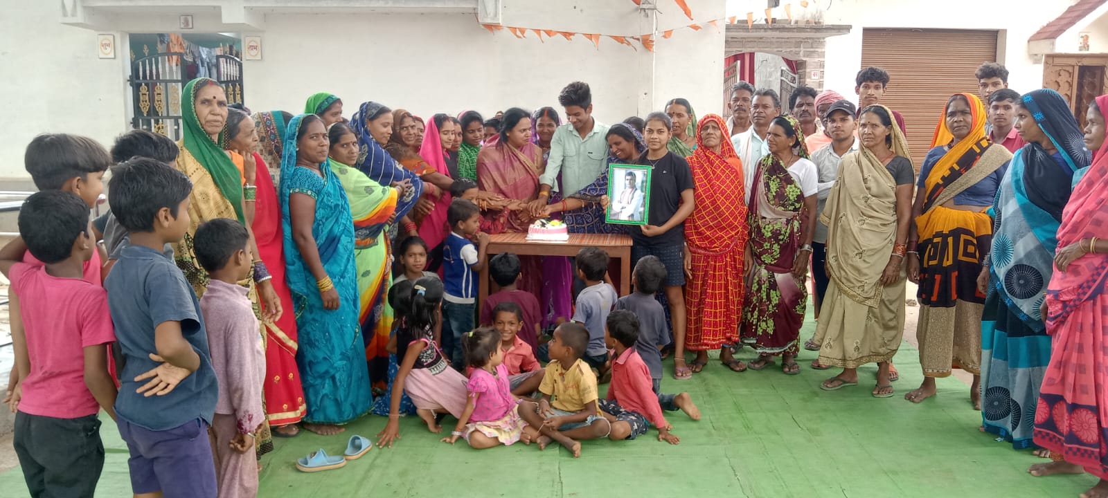 Gariaband: राहुल गांधी के जन्मदिवस पर शीला ठाकुर ने ग्रामीणो के साथ मिलकर काटे केक...