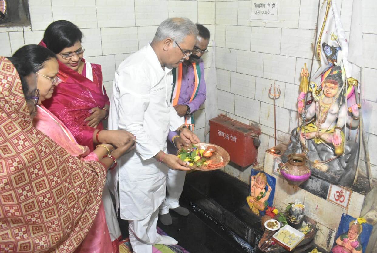 Sawan Somwar: मुख्यमंत्री भूपेश बघेल ने शिव मंदिर में पूजा-अर्चना कर प्रदेशवासियों की सुख-समृद्धि की कामना की...