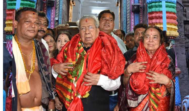 Raipur: राज्यपाल विश्व भूषण हरिचंदन ने सपरिवार भगवान जगन्नाथ मंदिर का दर्शन कर पूजा-अर्चना की...