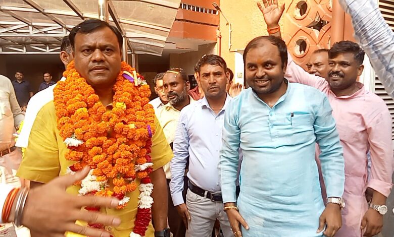 Newly appointed State President of Chhattisgarh Deepak Baij in Delhi... Fire brand leader and hundreds of workers grand welcome with Band Baja