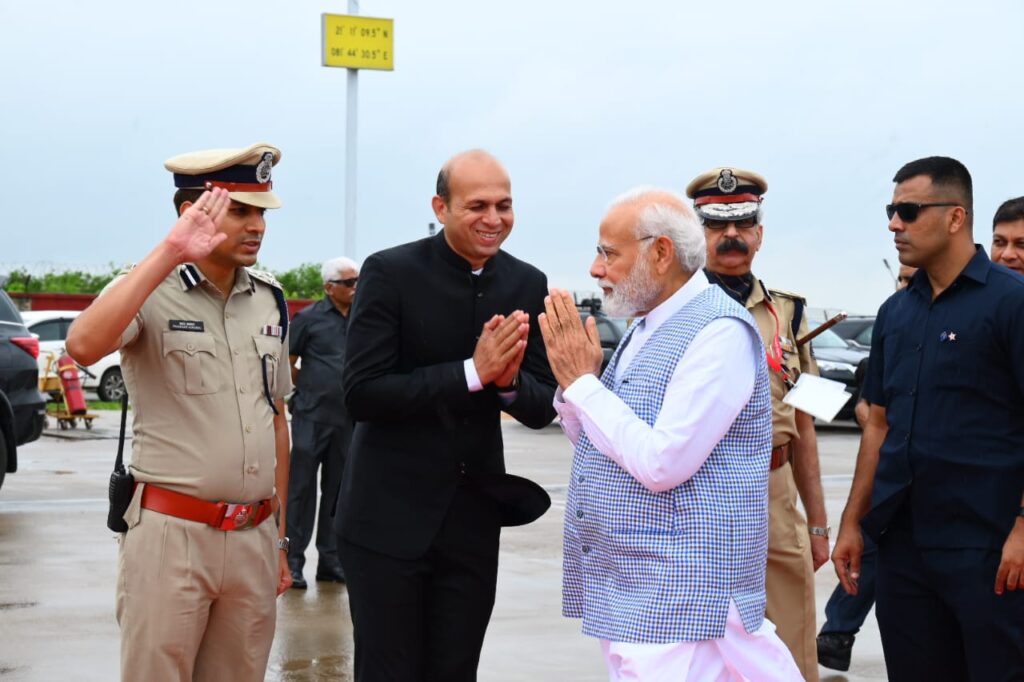 PM Modi has reached Raipur. PM Modi was welcomed loudly,