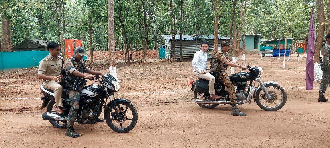 Chhattisgarh: मोटर सायकल से 26 किलोमीटर दूरी तय कर दुर्गम, पहाड़ी एवं वनांचल गांव आमामोरा पहुंचे कलेक्टर, एसपी, डीएफओ एवं आला अधिकारी