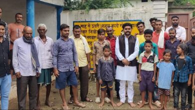 MLA candidate Ashwant Tushar Sahu reached among the villagers in village Nayapara Bhalesar of Vidhansabha constituency, grand welcome by the villagers by applying sandalwood powder