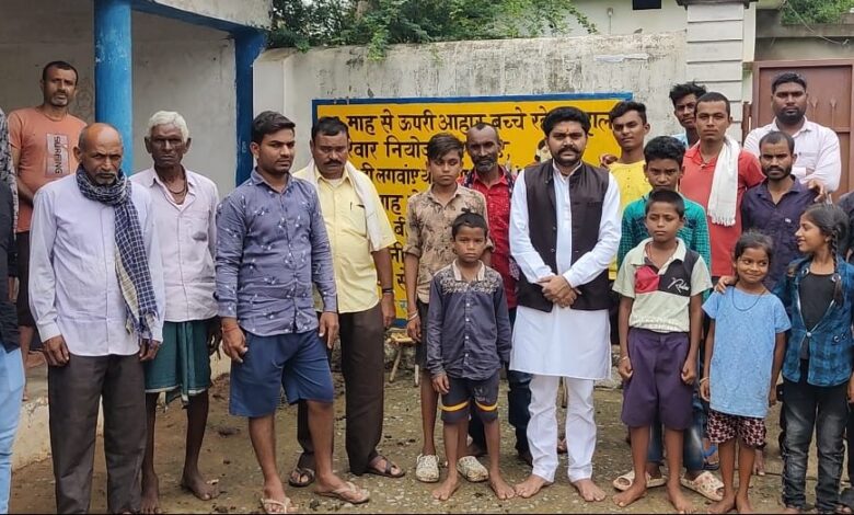 MLA candidate Ashwant Tushar Sahu reached among the villagers in village Nayapara Bhalesar of Vidhansabha constituency, grand welcome by the villagers by applying sandalwood powder