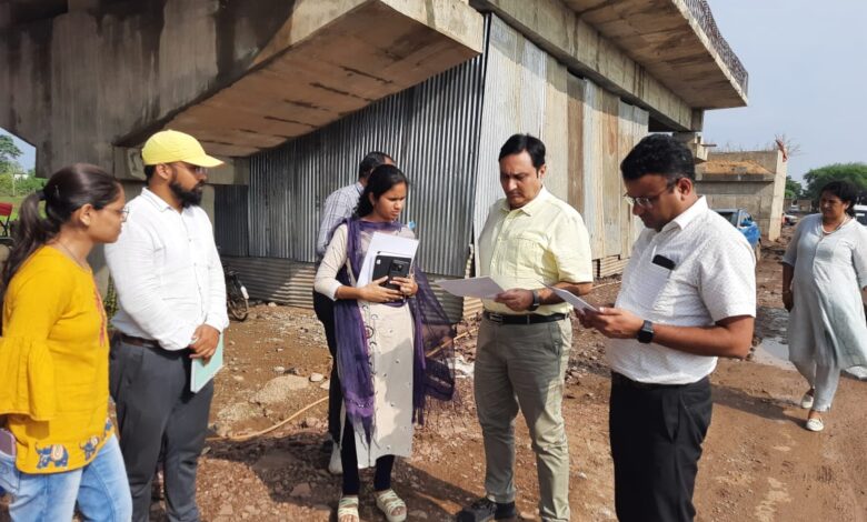 Divisional Commissioner Dr. Alang reviewed the development works in Simga, Bhatapara and Balodabazar development blocks.