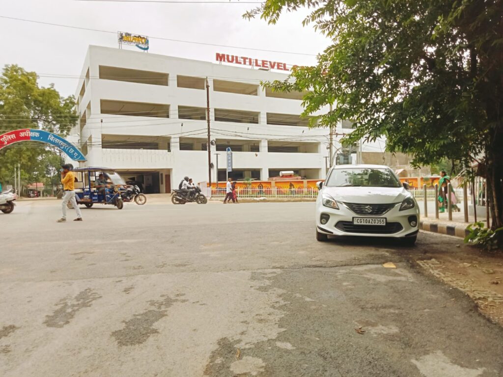 Chhattisgarh: मल्टी स्टोरी पार्किंग रहती है खाली और सड़कों पर लगा गाड़ियों का रैला, एसपी-कलेक्टर ऑफिस के सामने हाथ पर हाथ धरे बैठी है ट्रैफिक पुलिस