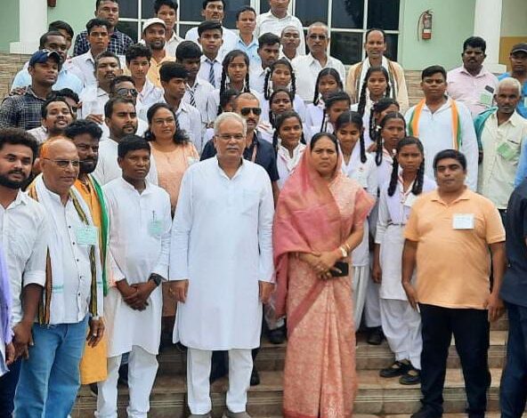 Tribal children of Vananchal region were shown Vis session by MLA Savitri Mandavi ji to the children of Tarandul Higher Secondary School in the educational tour