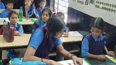 Raipur: जब स्कूल यूनिफार्म में शिक्षिका पहुंची स्कूल...