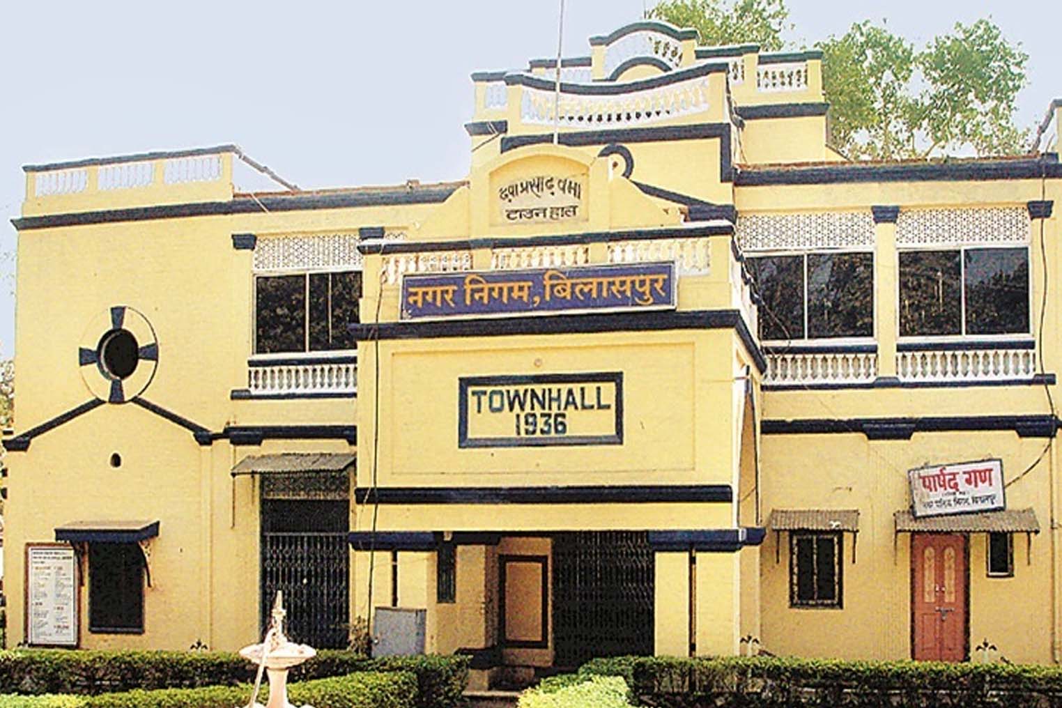 Chhattisgarh: नव निर्मित तीन मंजिला भवन भरभरा कर गिरी, मालिक ने निगम पर लगाया आरोप...