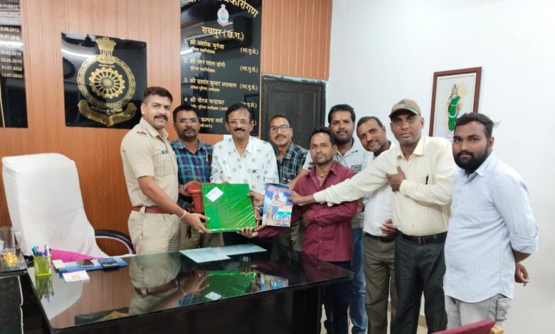 Raipur: शमी और पत्रिका भेंटकर किया थानेदार का अभिनंदन...