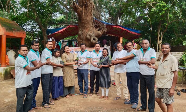 Raipur: Arang residents gathered to donate saplings in Sawan...