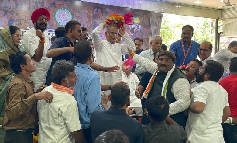 Shailendra Sahu arrived to congratulate Chief Minister Bhupesh Baghel on his birthday along with hundreds of workers