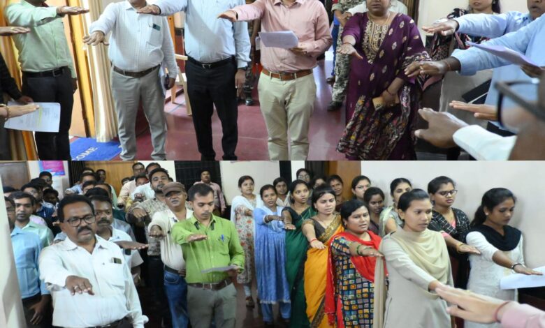 Collector Mr. Chikara administered oath to officers and employees on Sadbhavana Day Government servants took oath to work with goodwill