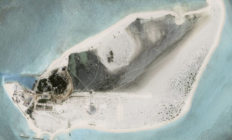 BIG NEWS; दक्षिण चीन सागर के विवादित द्वीप पर हवाई पट्टी का निर्माण करता दिख रहा चीन...