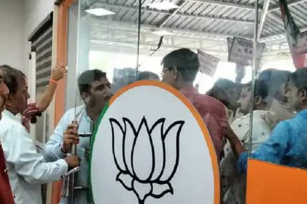 BIG NEWS: केंद्रीय मंत्री तोमर का BJP कार्यकर्ताओं ने घेरा, टिकट काटने से नाराज...