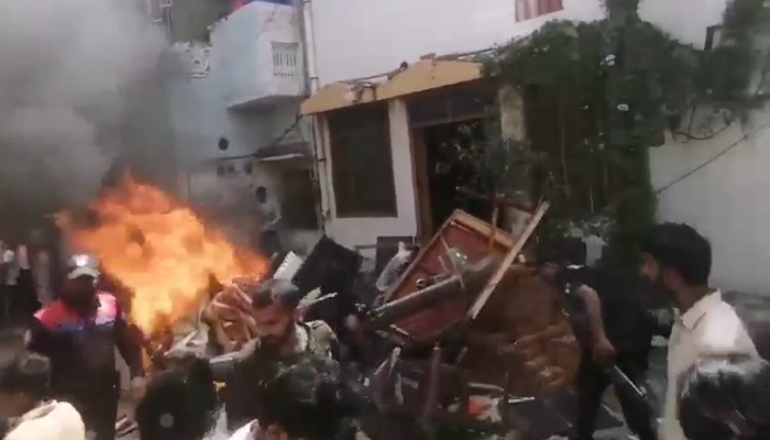 पाकिस्तान में ईसाई परिवार के खिलाफ ईशनिंदा के आरोप लगाए गए, कई चर्च और ईसाई इमारतों में तोड़फोड़...