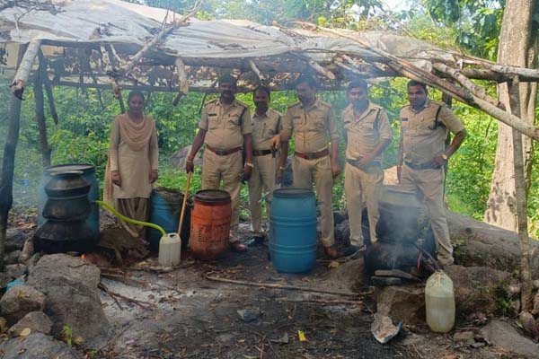 Chhattisgarh: आबकारी विभाग ने 5 प्रकरणों में 280 लीटर अवैध शराब किया जप्त...