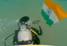 स्वतंत्रता दिवस पर भारतीय तटरक्षकों द्वारा पानी के नीचे राष्ट्रीय ध्वज लहराया गया...