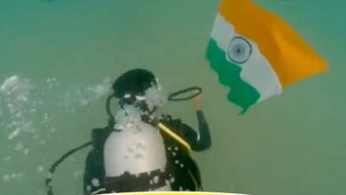 स्वतंत्रता दिवस पर भारतीय तटरक्षकों द्वारा पानी के नीचे राष्ट्रीय ध्वज लहराया गया...