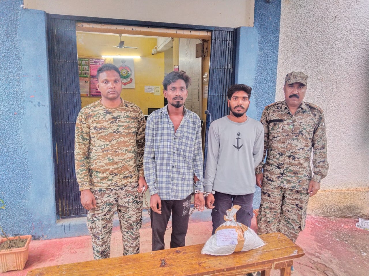 थाना मैनपुर द्वारा 01 किलो 400 ग्राम गांजा के साथ दो आरोपी को किया गिरफ्तार…