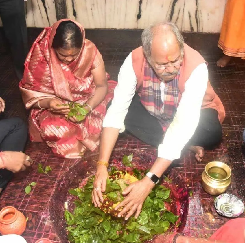 बैद्यनाथ धाम पहुंचे कैबिनेट मंत्री बृजमोहन अग्रवाल की बाबा की पूजा अर्चना...