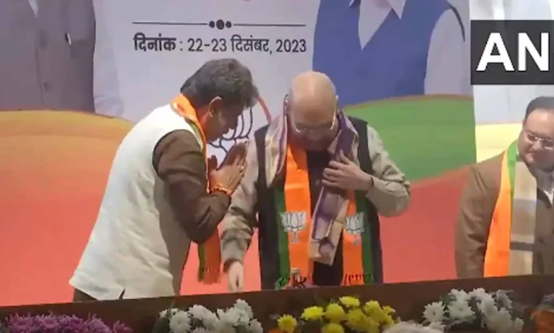 अमित शाह से बीजेपी चीफ किरण देव सिंह ने की मुलाकात, बैठक जारी...