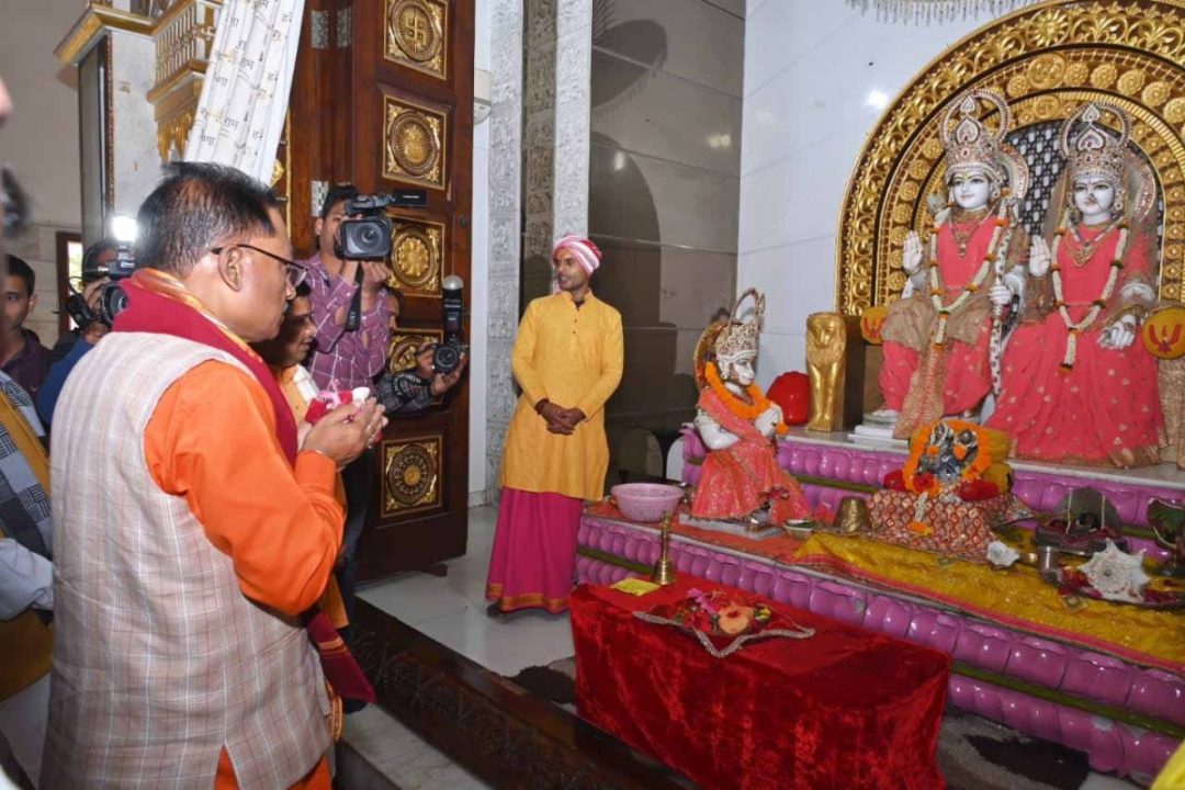 Chife minister विष्णुदेव साय ने श्री राम मंदिर में पूजा अर्चना की