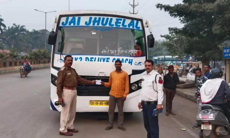 यातायात नियम तोड़ने पर रायपुर में, बस चालकों पर हुई कार्यवाही