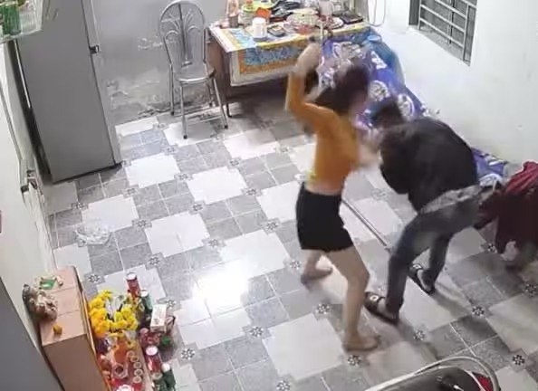 पति पर महिला ने किया हमला, मारे लात घूंसे, देखे वीडियो
