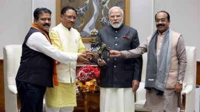 मुख्यमंत्री साय और डिप्टी सीएम साव-शर्मा, पीएम मोदी से चर्चा करते हुए