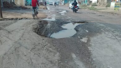 मुंगेली-बिलासपुर नेशनल हाईवे (NH-130) का काम 5 साल से चल रहा है. सरकार बदल गई लेकिन इस रोड की हालत जस की तस है