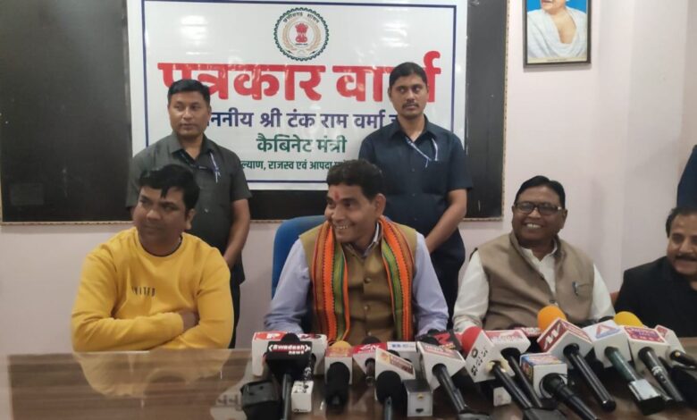 नवनियुक्त राजस्व मंत्री टंकराम वर्मा ने कहा, लापरवाह अधिकारियों पर होगी...