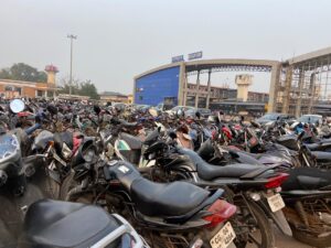 रायपुर रेलवे में, ठेकेदार ने 19 लाख दिए बिना ही छोड़ दिया पार्किंग