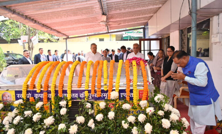 मुख्यमंत्री विष्णु देव साय, पहुंचे पाटन सदन, स्वर्गीय नंदकुमार बघेल पुष्प अर्पित कर दी श्रद्धांजलि