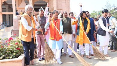 मुख्यमंत्री ने 'मंदिर स्वच्छता अभियान' के लिए हाथों में थामी झाड़ू