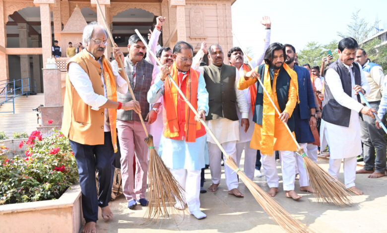 मुख्यमंत्री ने 'मंदिर स्वच्छता अभियान' के लिए हाथों में थामी झाड़ू