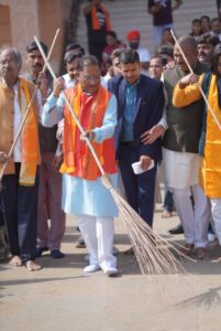 मुख्यमंत्री ने 'मंदिर स्वच्छता अभियान' के लिए हाथों में थामी झाड़ू