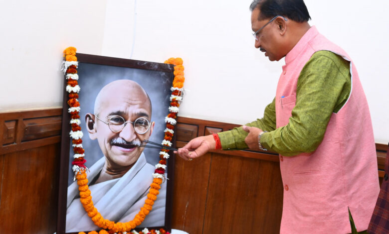 मुख्यमंत्री श्री साय ने महात्मा गांधी सहित देश के अमर शहीदों को श्रद्धांजलि अर्पित करते हुए कहा कि देश पर प्राण न्यौछावर करने वाले वीर बलिदानियों का ऋण कभी नहीं चुकाया जा सकता