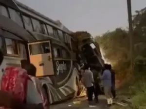 जगदलपुर से आंध्र प्रदेश की ओर जा रही बस, पेड़ सटकराई ड्राइवर की मौत...