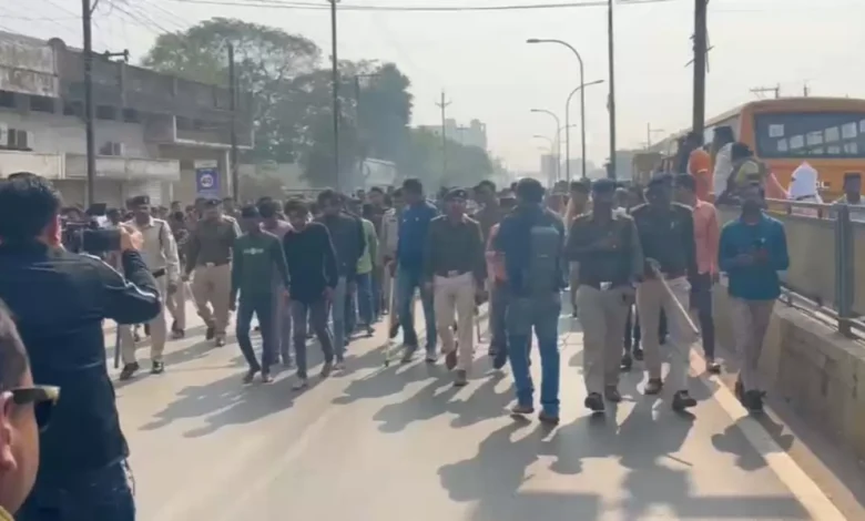 गाड़ियों में तोड़फोड़ करने वाले 19 बदमाश , पुलिस ने बदमाशों निकाला जुलूस...