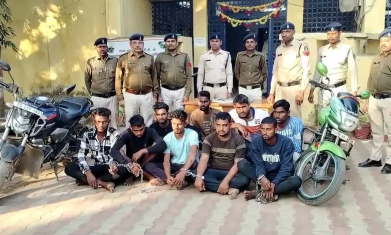 चोरी करते पकड़े गए चोर, 9 आरोपियों की टोली पुलिस ने किया गिरफ्तार...