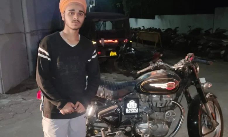 युवक ने बुलेट के साइलेंसर से फोड़ा फटाका, पुलिस ने फोड़ा 12 हजार जुर्माना