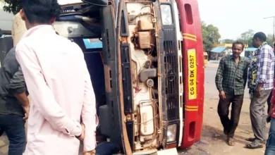 ट्रक और बस के बीच आमने-सामने हुई टक्कर 1 की मौत 30 यात्री घायल